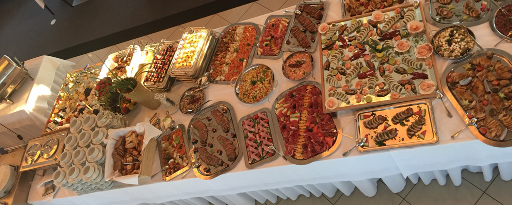  A table full of delecious Food!